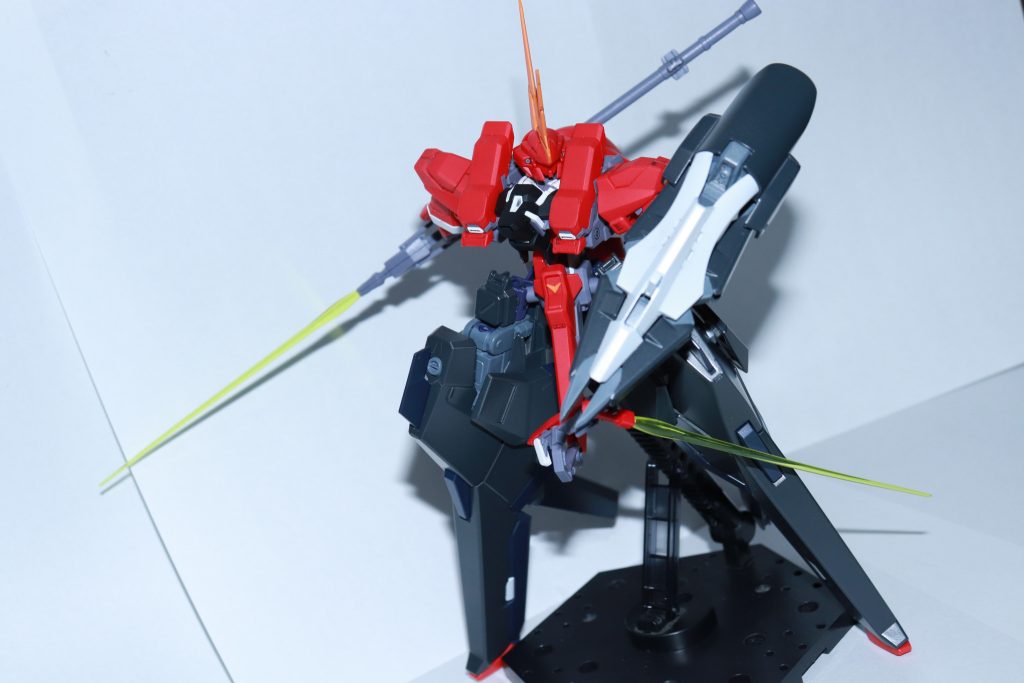 股間のサブアームも元キット通り展開可能付属のビームサーベルも装備させています。TR-6には強化人間OS “Bunnys”を搭載しているということなので、サブアームぐらい余裕で使いこなせるんでしょうね。