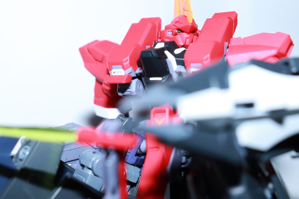 ガンダムフェイスながら大きなアンテナを追加することで、バーザムらしく見えるようにされているデザインがすごくいいですね。胸部の増加装甲も完全に新規のものながらバーザムっぽく見えます。