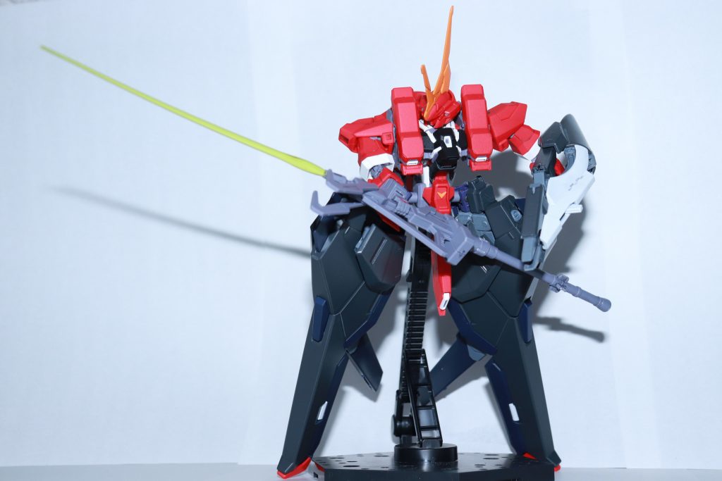 フェダーインライフルの後ろからはもちろんビームサーベルを展開可能ビーム刃はキット付属のものを使用しています。