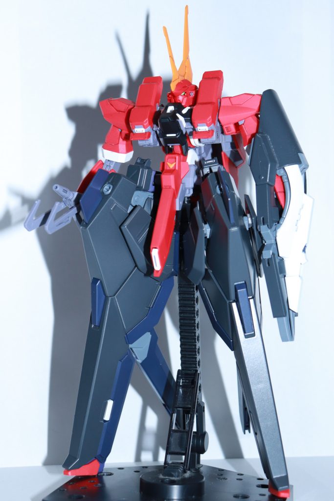 バーザムⅡの両足をハイゼンスレイⅡのものに換装した、バーザムⅡの高機動形態です。アリス特務部隊のウェンディが駆るバーザムⅡに高機動装備を急遽装着したという想定で、ベースは赤、追加装備部分は黒と塗り分けました。