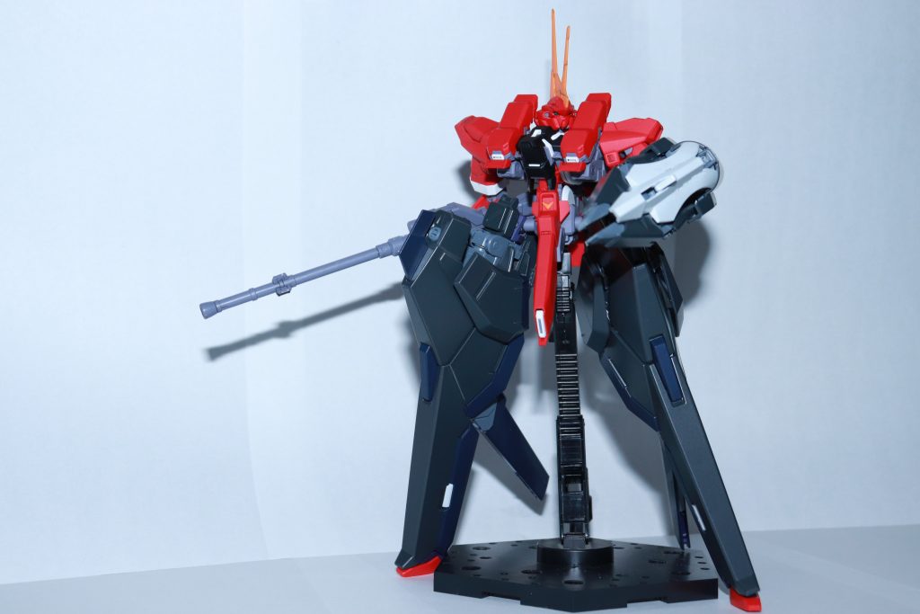 メイン装備はフェダーインライフルとコンポジット·シールド·ブースター(CSB)フェダーインライフルはアクアハンブラビⅡのバハルライフルをベースに銛を取っ払い使用しています。CSBはバレルやジャバラアームなどを取り払った状態で左手に装備させました。ビーム砲付きのシールド程度に性能を落とした仕様という想定です。