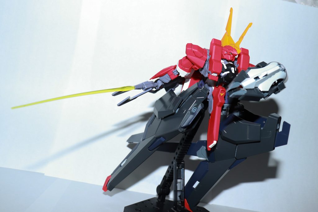 脚部は前回のハイゼンスレイⅡの余りを使用。白い部分をクレオスのティターンズブルー1で塗装しました。作戦のために高機動装備を急遽装備させたという想定で、その部分のみ黒で塗装しています。レジオンにならTR-6の追加装備ぐらいゴロゴロ転がってそうですし…