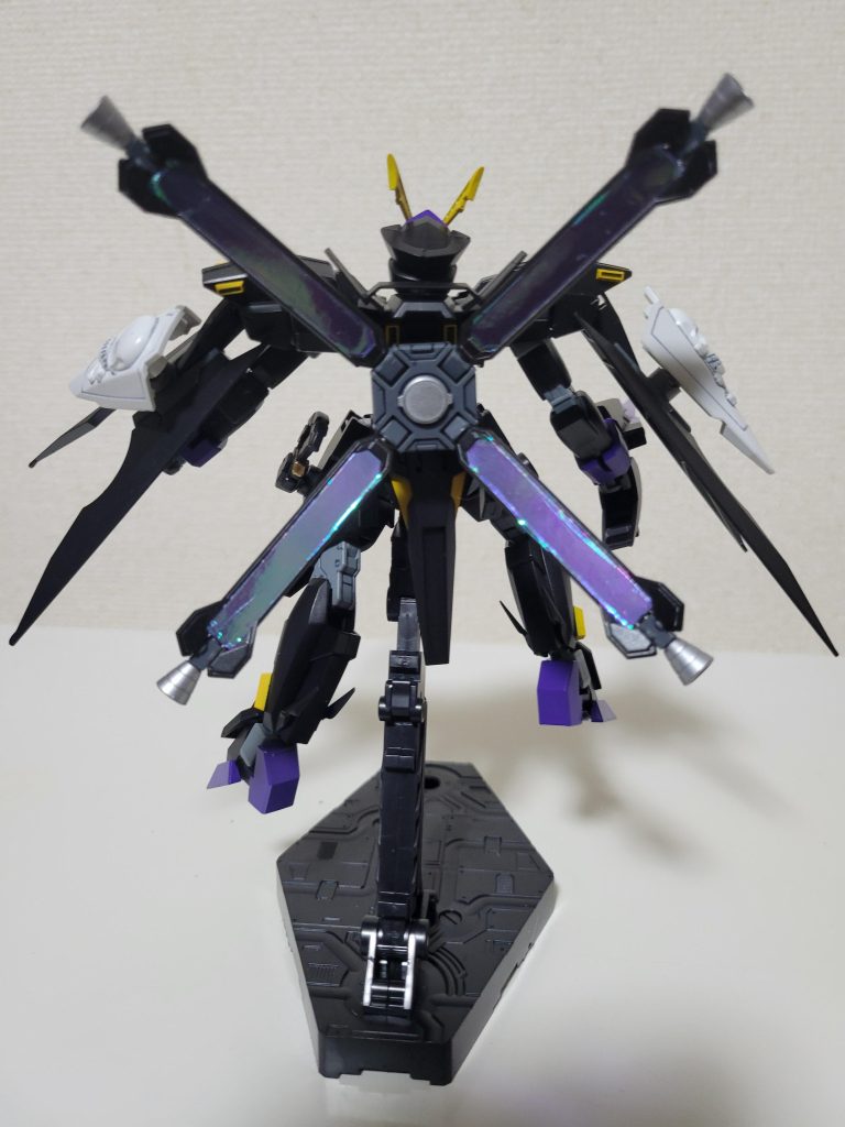 バックパックに新たに装備されたフレキシブルスラスターはXラウンダーの脳波を感知してオートでスラスターをフレキシブルに稼働させることができ反応速度が格段に上がるという仕様(たぶん、Aファンネルとかの技術でスラスターを稼働してると思われ…😅)元々、Xラウンダーは相手の動きを予知できるので尚更回避行動の能力が向上してるとかしてないとか。スーパーパイロットアセム・アスノ(宇宙海賊での名前忘れた笑)のデータを使ったシュミレーションでは7対3でX-2が勝利したというデータも残っているとかいないとか。