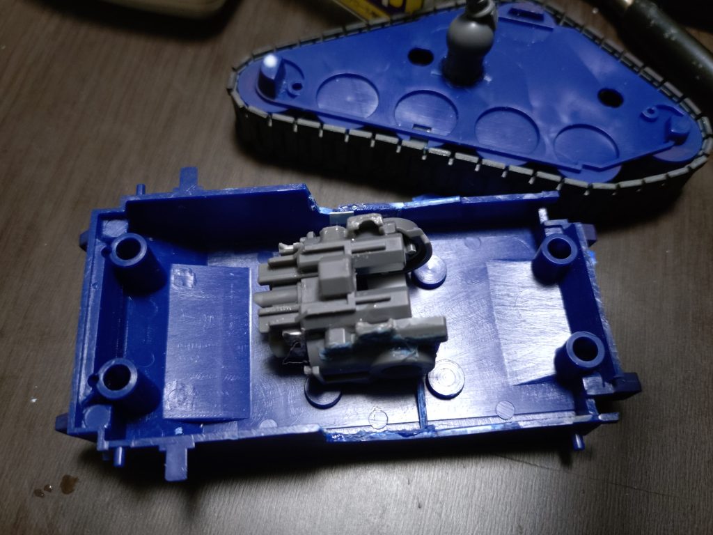 なにか(多分HGエアリアル)の股関節を仕込んでポージングの自由度を上げてます。MGガンタンクリスペクトです！