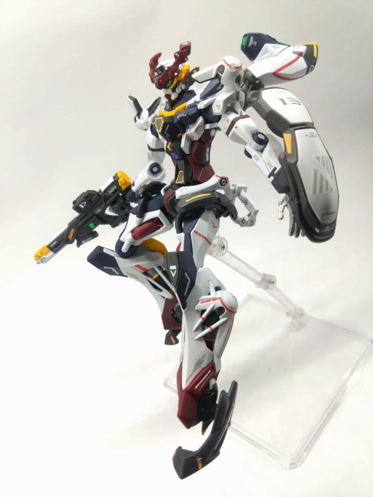 名前に付けたジーク「ダスク」は夕闇。トリコロールが明るすぎて好みでは無かったので、白は薄いグレー、赤はワインレッド、青はサンダーバーズのブルー、黒はタイヤブラックに塗り直して、全体的に薄暗くしました。