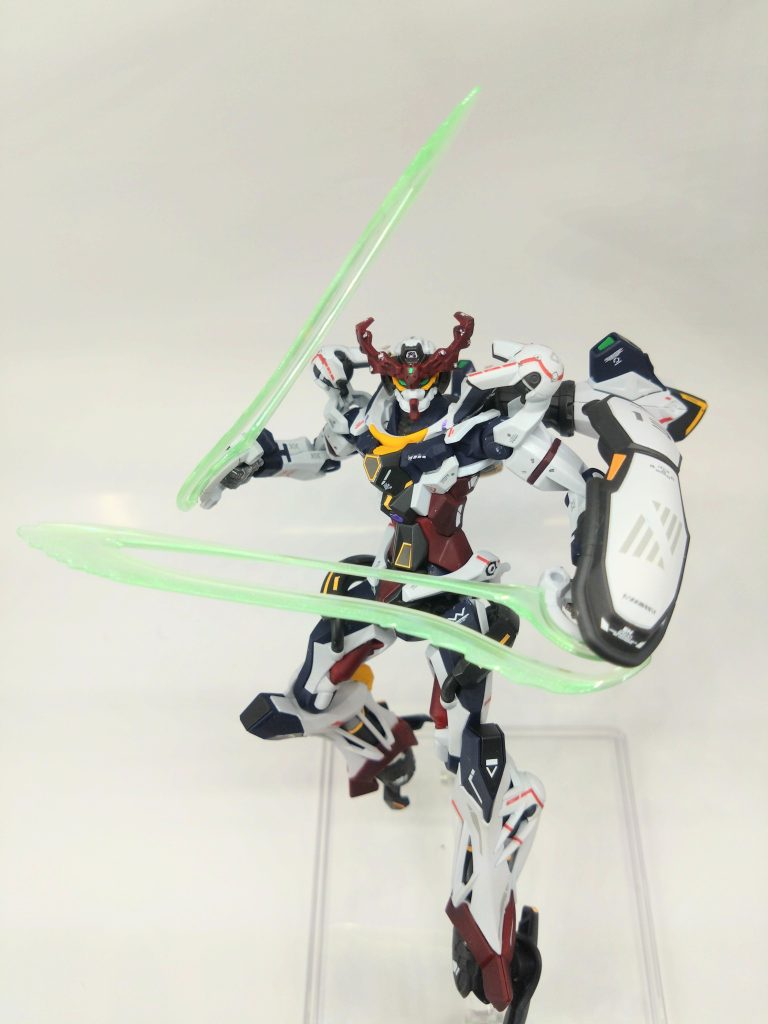 コレまた斬新なビームサーベル。真ん中空いてる意味あんのかツッコミたくなりますがカッコイイ。ちょっとラメってます。