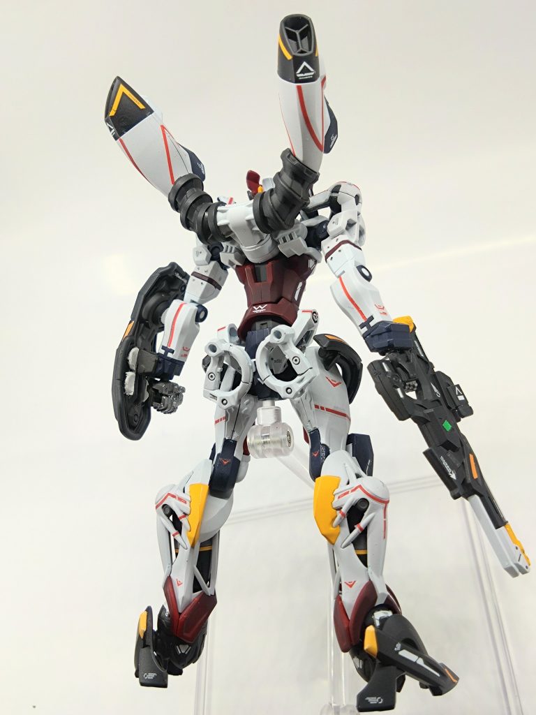 装甲薄すぎるのがガンダムの世界観からちょっと違うのかな。バックパックのデザイン含め斬新ではあります。スラスターの向きの変え方が面白いです。