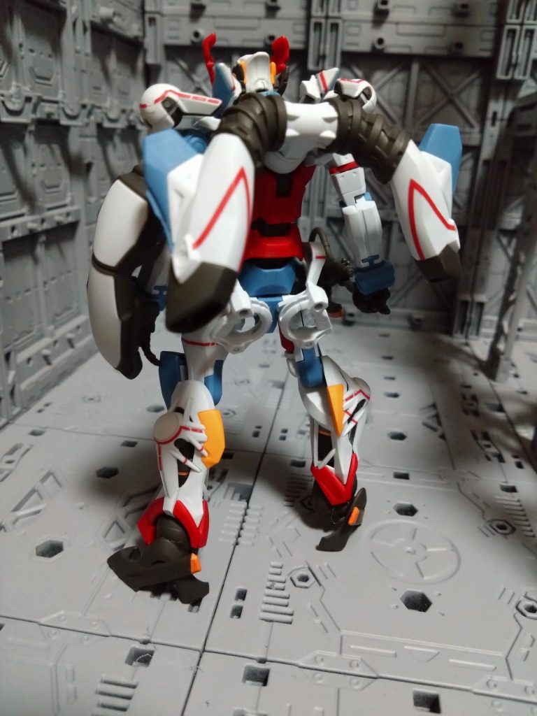 どうしても踵のステッカーが上手くいかなかったので踵のみ塗装。あ、ついでにヒートホークのオレンジも。今回は本気でキットの細かさに驚愕しました。色々楽しんで作れましたが今後もこのレベルのキットなら8+じゃなく50−表記でいいんじゃねかと😸まぁ今後も老眼をごまかしながら楽しんで作っていきたいと思いますよ。まだ終わらんよ😅