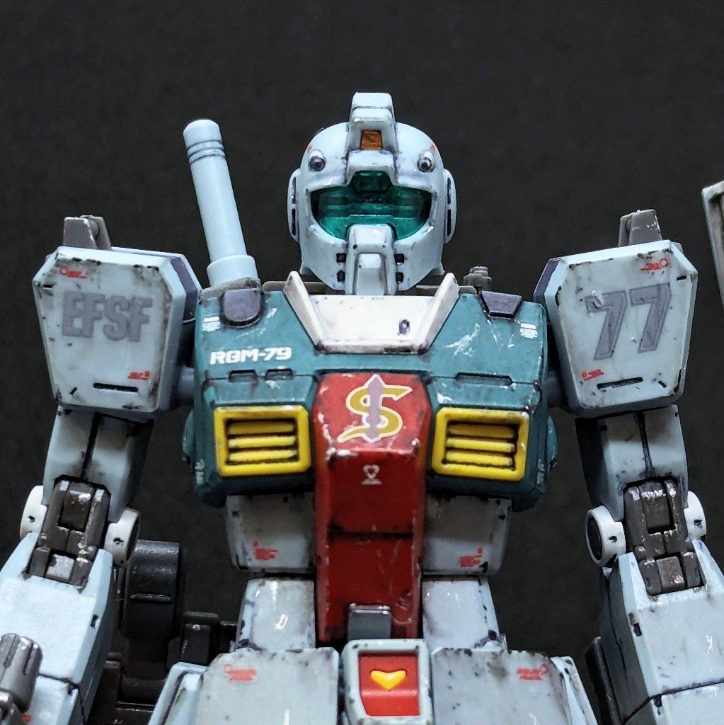 少し機体造形が異なる、青基調のジムですね! 収集癖な自分からすると、やはり揃えて良かったと自負しながら眺めてました(*´艸`*)流石の量産機ですから、やはり汚しが似合う♬ポージング取らせてみてもまた良い感じ!