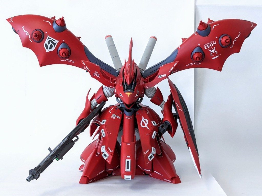 少しはメリハリ付きましたかね?グレーを足したり、バーニアをゴールドにしてみたりと、意外に手間がかかりました(笑)