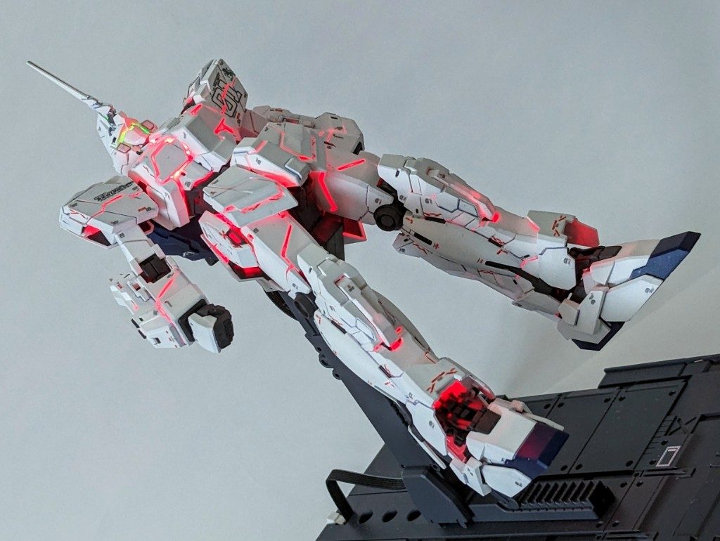 隙間から漏れるサイコフレームの赤い光がまたソソるんですよね♬ そして、デストロイモード発動…