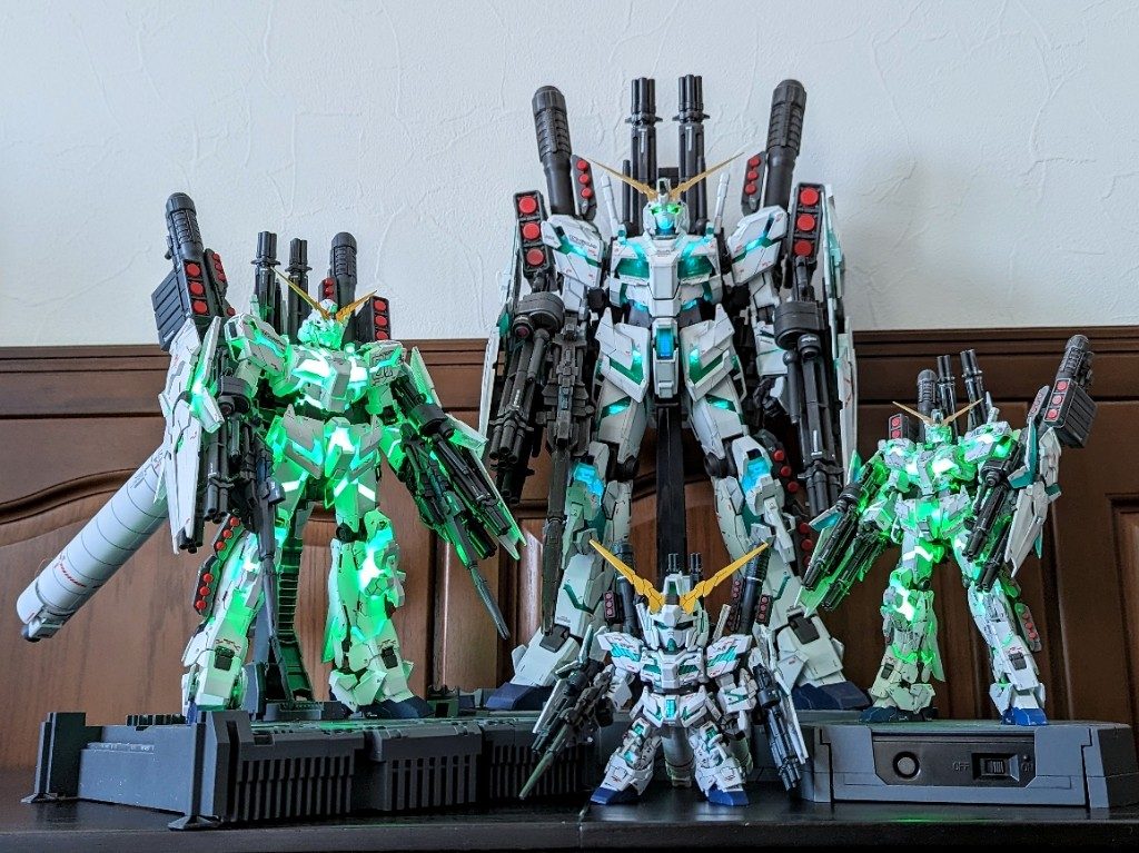 PG、MGEX、RGライトニングモデル、SDCS…どれもオプション装備を追加しました！！SDCS意外はサイコフレームがピカッ☆コレを肴にまた晩酌できますわ(*ﾉω・*)ﾃﾍ 最後までご覧頂き有り難う御座いました。また投稿した際は見て頂けると幸いですm(_ _)m