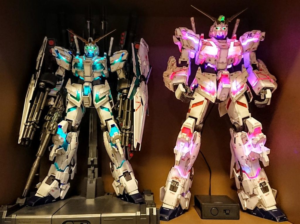 大型キット並べられました(*˘︶˘*).。.:*♡敢えて暗めなキャビネット中に飾ってます♬最後にお台場立ち〜〜(*>_<*)ノ