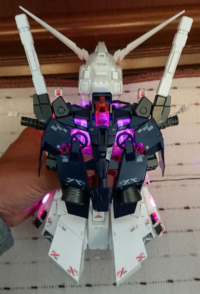 これなら何とか大きさ伝わりますかね?LEDを埋め込むの…この大きさなら簡単!思ってましたが、内部をバキバキ切って無理矢理詰め込んだ次第です😂😂😂苦労の甲斐あって…