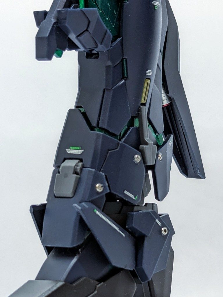 ダークブルーボディを、デカールだけでなく、メタルパーツによって引き締められてる?(笑) 光らせずとも…ユニコーンガンダムはカッコいいです!