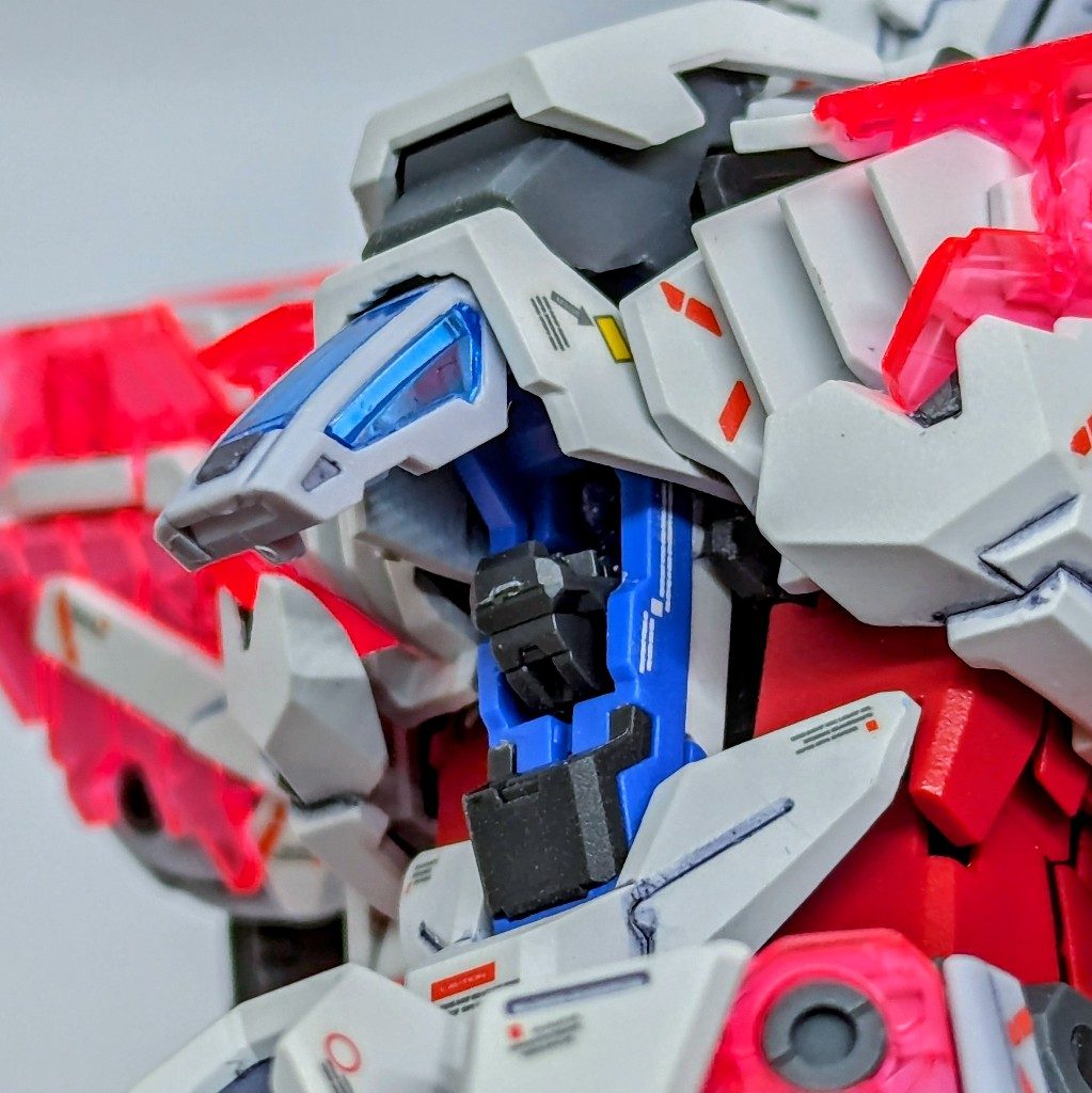コックピットハッチ オープン〜(ノ´∀`*)クリアパーツにもディテールが含まれており、クオリティは高いのですが、何か樹脂感がねぇ(笑)なので…本来はNT-D未発動を再現出来るグレーのサイコフレームを、100均マニキュア+クリアブルー使って、覚醒発光状態を再現しました〜…