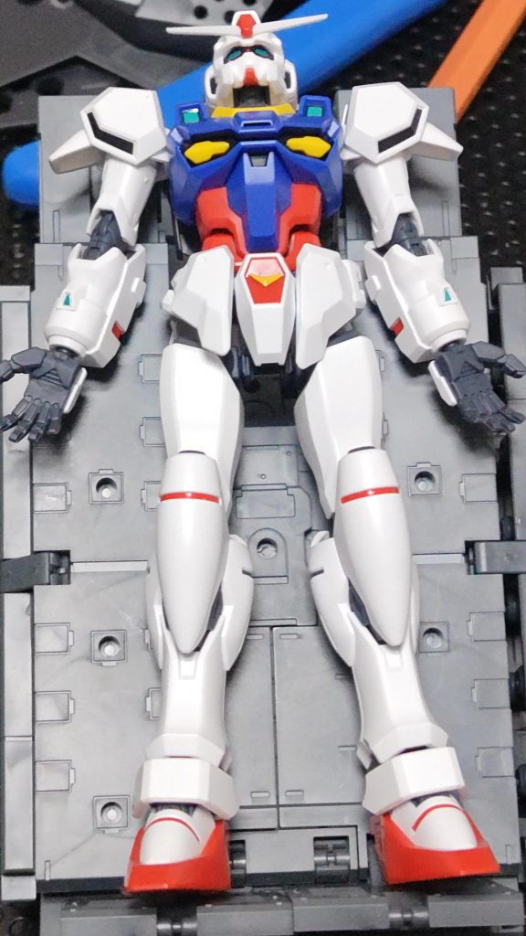 シールだけの素組み。直線と曲線の程よいバランス。モールドやスリットなど情報量は多めで格好良き。