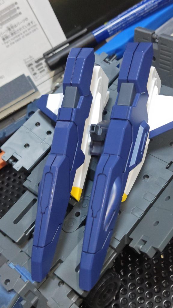 バックパック裏面。陰影として押し切る。