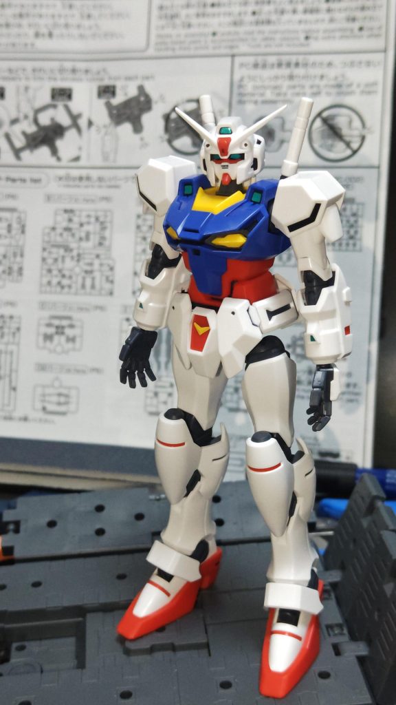 顔、胴、腰、手の甲などにスミ入れ。面頬の二本線はガンダムをガンダムたらしめていると思う()