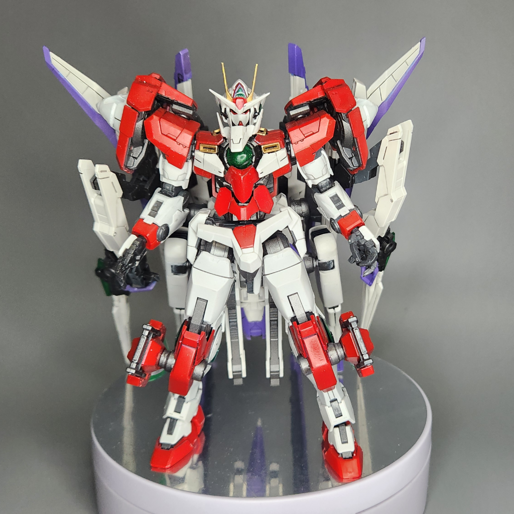 ソルコーンガンダムだとウィングが干渉して厳しいので過去作ダブルオーブラッドにドッキング