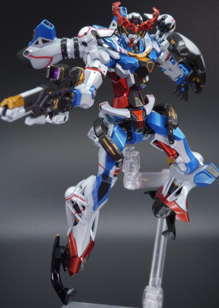 塗り分けはエアブラシだけでは不可能だと感じ、バックパック、ゴールドラインは筆塗りです。関節等をグラファイトブラックで塗装してたのでエナメルのグラファイトブラックではみ出しを気にせず塗装しました。