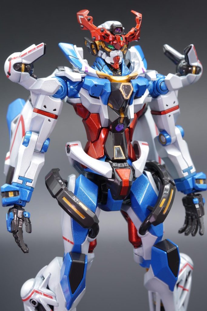 淡い青色は既存のメタリックカラーでは再現出来ないので、マイカパウダーを調色して塗装しました。赤いラインの塗装は、自分の技量では再現不可なので、出来るだけ余白をカットしたデカールを使用して、あまり目立たない様にしました。