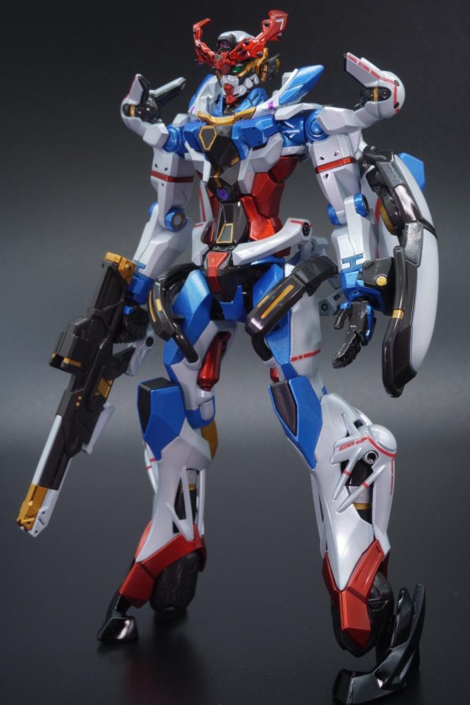 ガンダムらしからぬスタイルとなっています。最初、エウレカセブンのニルヴァージュの色違いと思ったほどです。キット自体はめちゃくちゃ動きます。