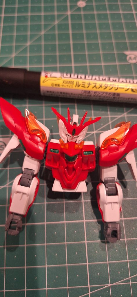 胸部中央部の円形はパーツをそのままに胸部左右、肩部前後頭部、アンテナ部をガンダムマーカールミナスグリーンで部分塗装♪♪塗料を塗料皿にだしたっぷり目で筆で塗ると1度塗りで十分すぎる発色になりました♪♪