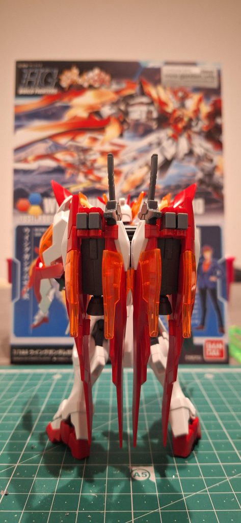 後ろから 自立はシールドやツイン？ビームライフルを持てば行けますが持たないとかなりの前傾姿勢でないと立てません。  