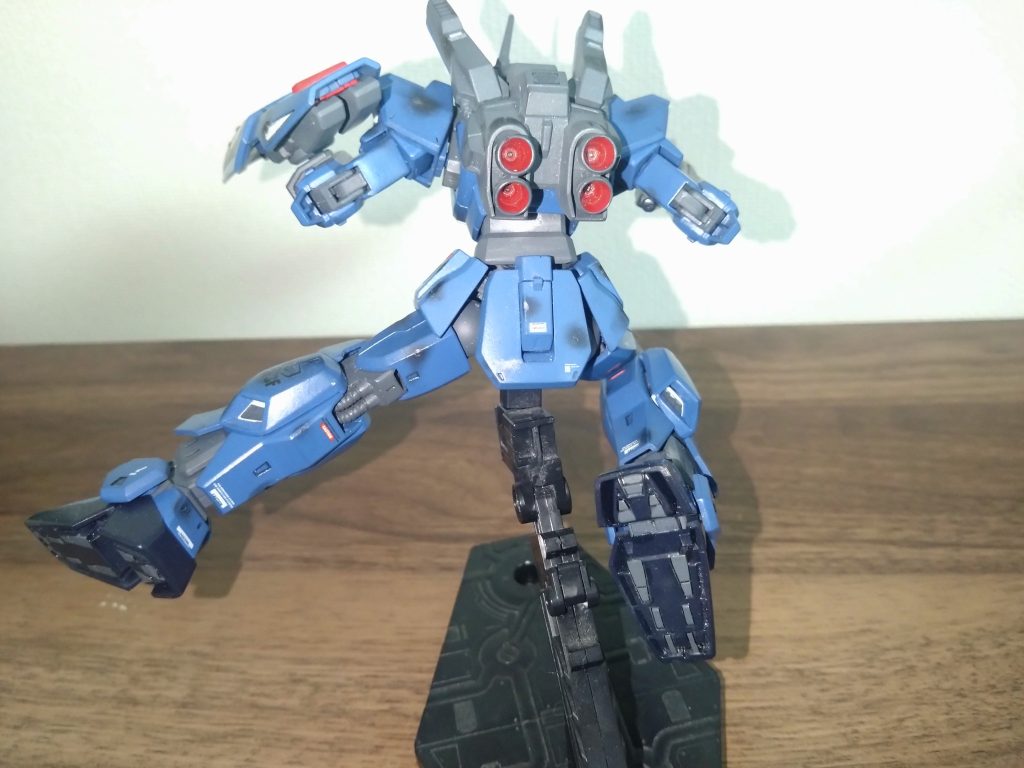 全身にはリューターでデブリに当たった後のデブリ痕を、イメージして加工しました。