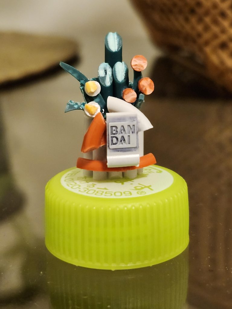 バンダイロゴを適当に塗った以外は成型色です。