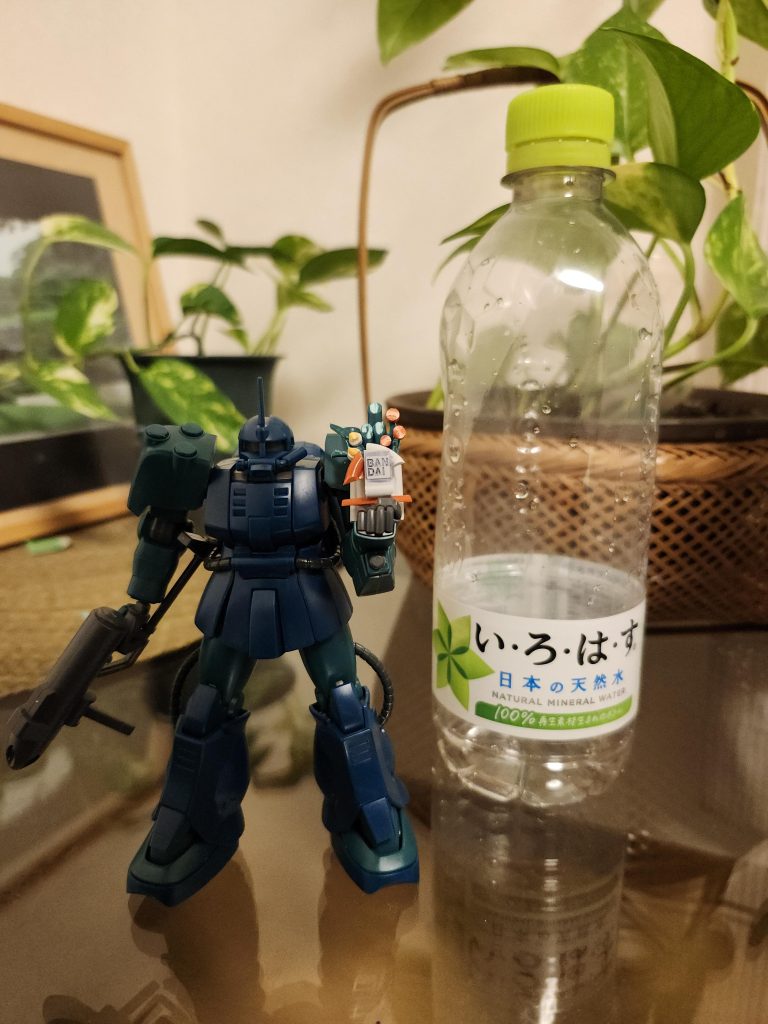 真の2025年最初に作ったガンプラであるザクマリナーさんと…1/144スケールのガンプラと比べるとこの位のサイズです。何はともあれ今年もよろしくお願いします。