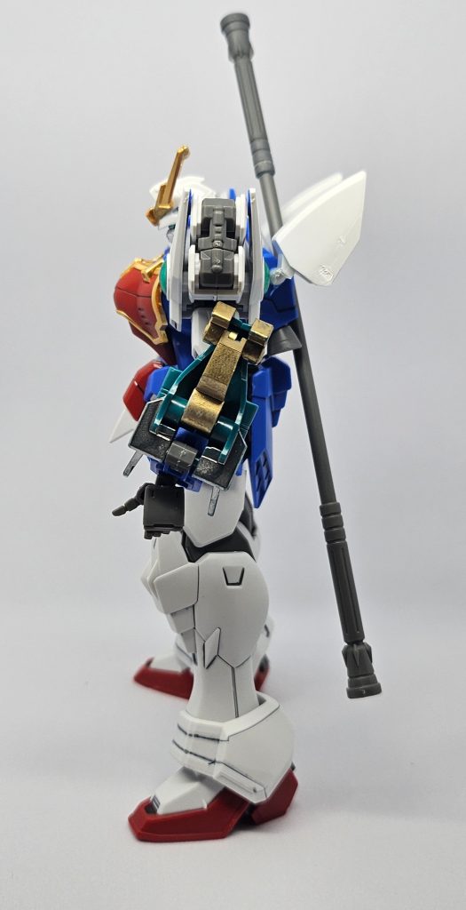 側面地上用のシェンロンでは推進力も足りない為、宇宙、地上用にバックパックに推進器が装備されている。