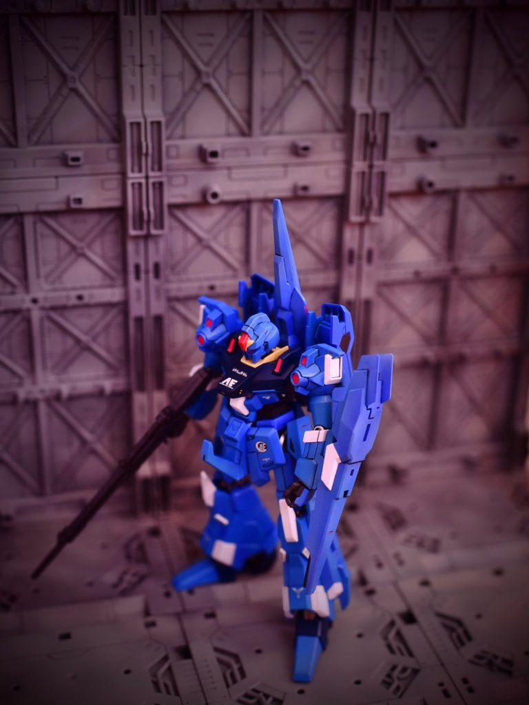 そんな彼の功績を称え、正式採用されたリゼルは、ユウ・カジマの『蒼い稲妻』と言う異名に因んだ配色がされた。尚、リミッターを設け非熟練者には扱い易く、熟練者用としてC型を設ける等性能の幅をもたせた事も彼の意見によるものである。