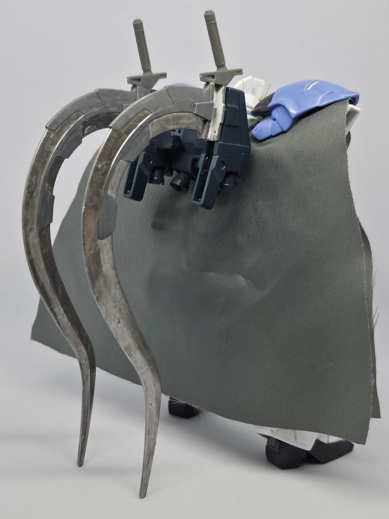 バックこのマントは古のお宝でして、過去にサンドロックカスタムのアクションフィギュアに付属していた物で20年物位になりますw 当時ガンプラに無かったので同サイズ感のフィギュアを見つけて流用していた物が出てきましたwこれを自作出来る方々は宇宙の心なんですかね？？(褒め言葉)