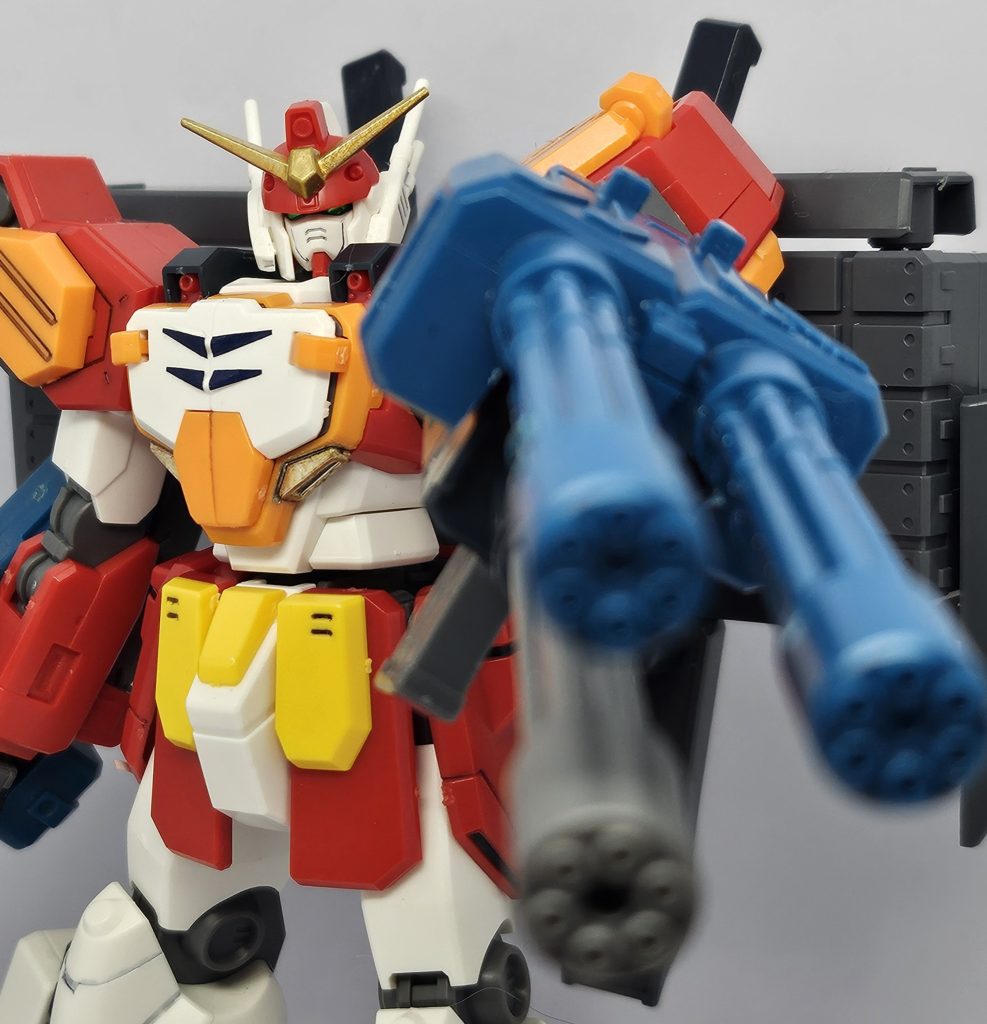 腕部ガトリングにダブルガトリングとマガジンを増設してトリプルガトリングガンを作成。EW版の大型ガトリングガンも好きですが、手持ちが好きです。