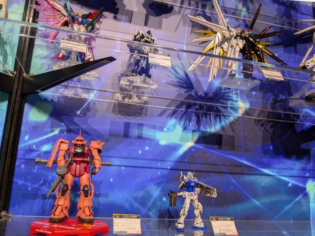 ガンダムベース東京にて、素敵な作品の数々に紛れて飾らせていただきましました。ガンダムベース東京に行かれる諸氏方々には、他の素晴らしい作品のついでにでも見ていただけると幸いです。それでは今回もご覧いただきありがとうございました。
