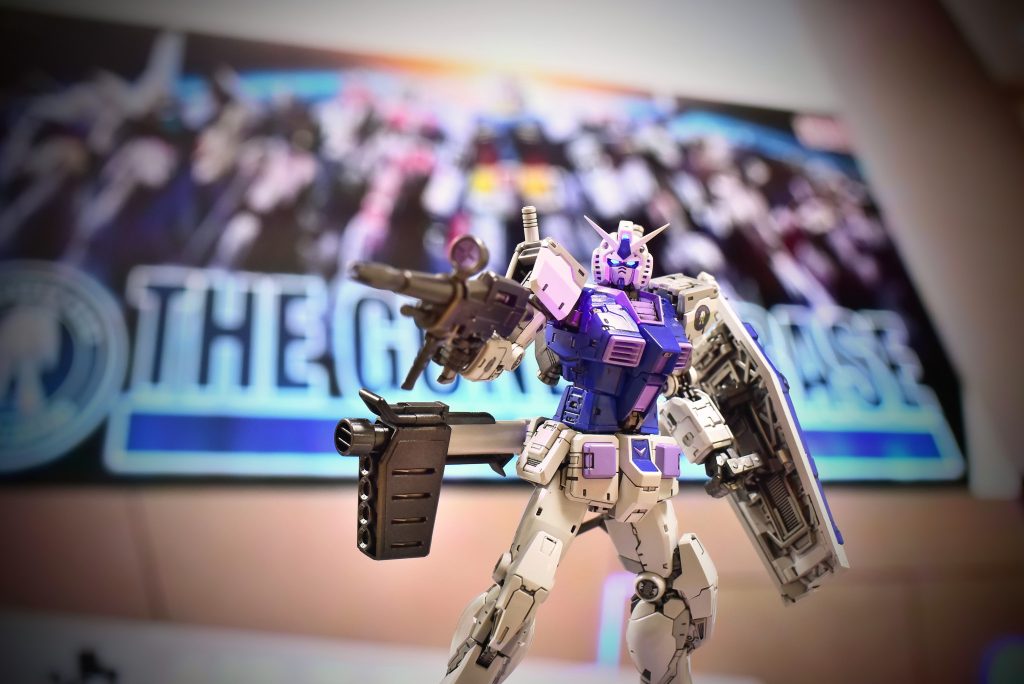 昨年ガンプラ界隈で、SEED系を除けば話題の中心と言っても過言ではないリアルグレードガンダムVer.2.0。色々な方の作品を見ていると、G-3やプロトタイプやキャスバル専用等のアレンジがされていて、私も何かしらアレンジしたいなと思いました。結果『ガンダム好きなら誰しも知っているけど、誰もやってなさそう』なガンダムベースカラーと相成りました。