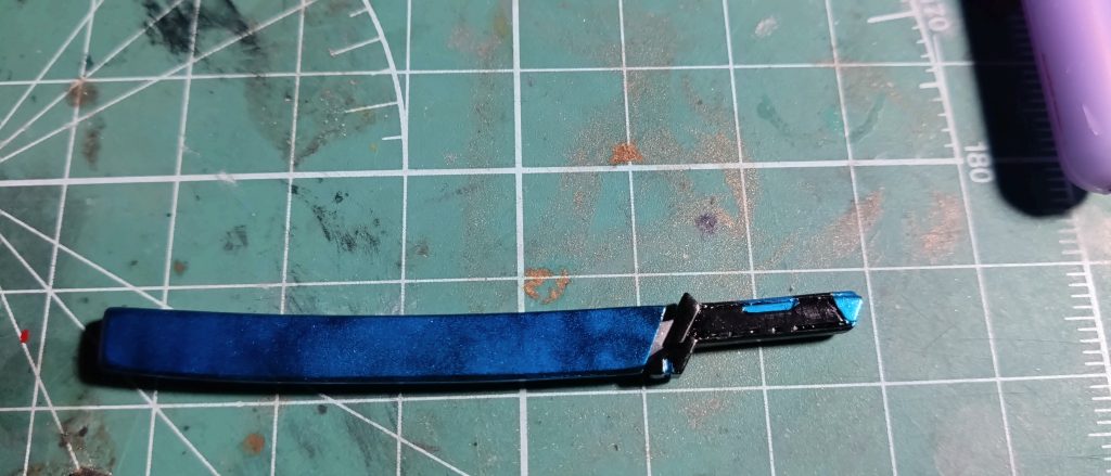 刀はコトブキヤのつかって鞘はプラバンで自作塗装はクリアブルーとシルバーの大理石風キャンディ塗装で仕上げた