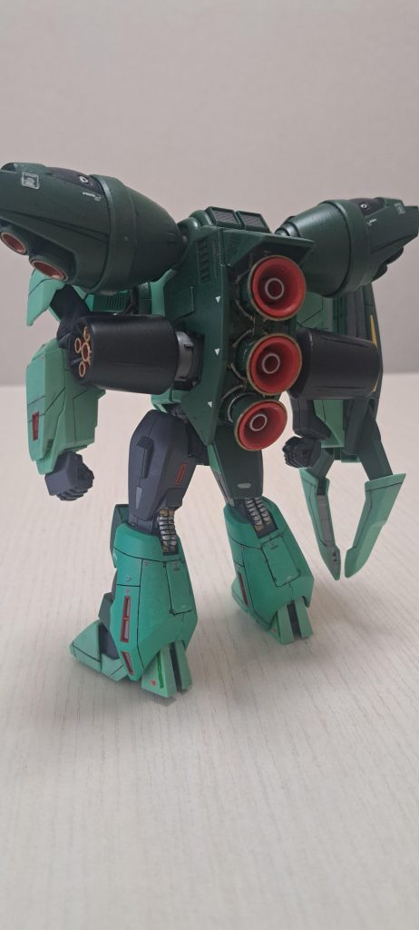 ありあわせのデカール。背中がゴツくカッコいいです。初見はあまり好きなデザインではなかったのですが話題になり気になり見つけて購入