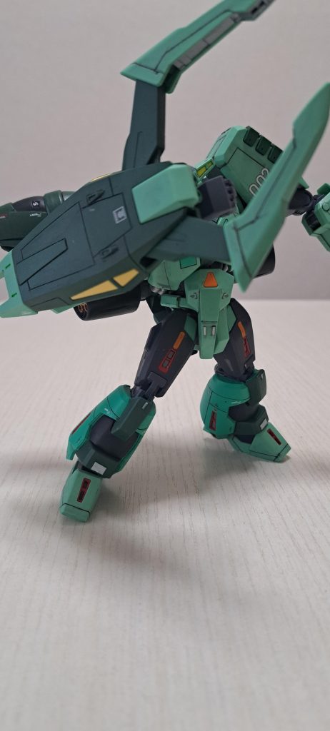 独特なフォルムが気に入ってしまいました。今年はまたどんなガンプラに出会えるか楽しみです。皆様今年も宜しくお願い致します。