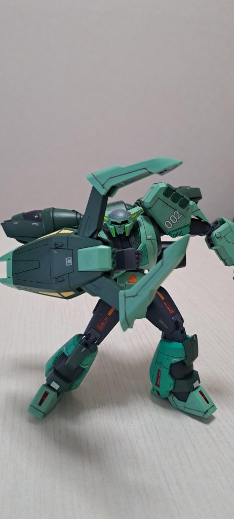 今思えばスネの薄いグリーンでその他も塗ればよかったかと。濃いのも薄いのも残ってた塗料です。