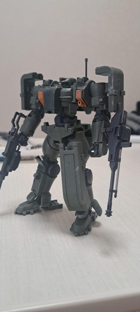 右手には在庫の武器のライフルを持たせてみました。普段は塗装してクリアで終了なんですがいつかウェザリングも上手くなりたいと思い練習がてらやってみました。