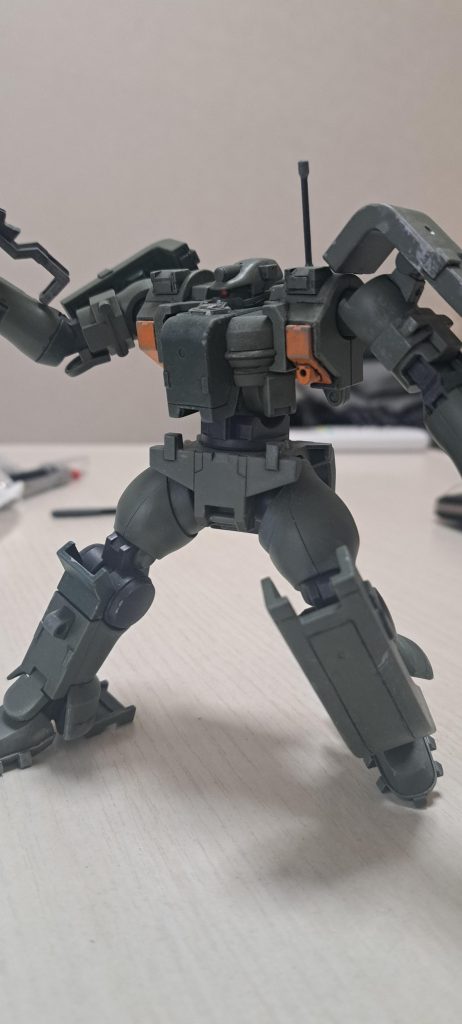 エナメルシルバーでチッピングの真似事。艶消しスプレー後 タミヤウェザリングマスターがずっと眠りっ放しでしたので引っ張りだして使用。