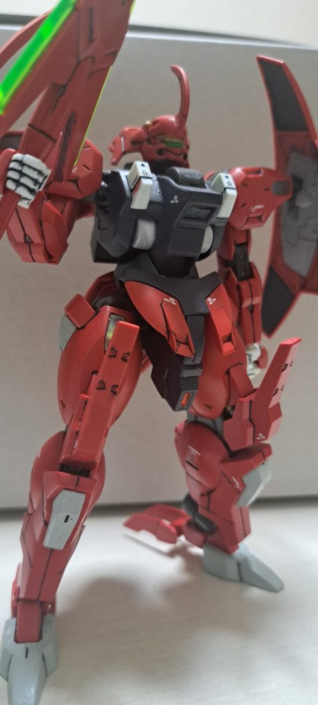 ほぼ成型色で部分塗装(老眼でも見える部分塗装)。流し込みガンダムマーカーでのスミ入れ。少しスジ彫り。