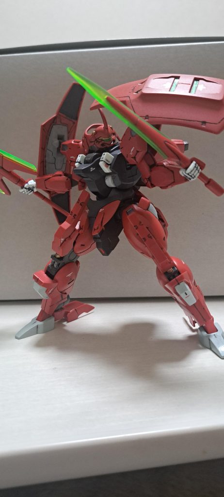 また何気なしに見つけたキットを手軽に組み立てて楽しもうと思います。塗装は我が家の環境大臣がうるさいことと最近老眼鏡+拡大鏡でもショボショボしてしまうので そのままでもカッコよく仕上がるガンプラはありがたいです。