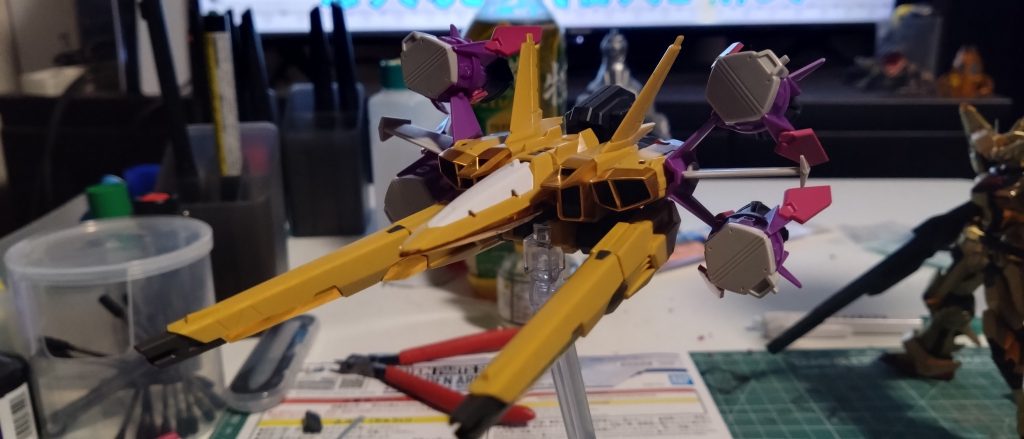 製作工程メッキ剥がし初挑戦しオオワシにガンブレ4限定ガンプラガンバレルストライクガンダムのガンバレルを使用し上部をジェネレータを見立てガンバレルのウィングとビームカッターはEXエグザス使用アカツキ本体の塗装はブルーゴールド・レッドゴールド・イエローゴールド三種の金色を使用しました。