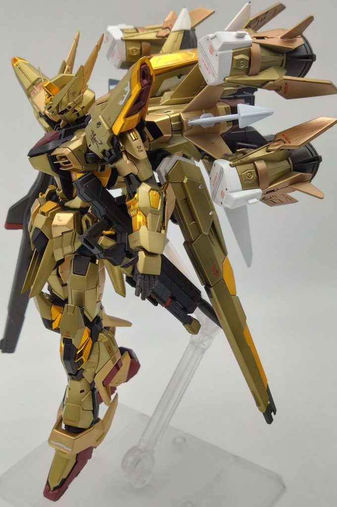 ORB-01 アカツキ エンディミオンパック CE74年オーブ国防軍フラグシップMSアカツキの強化計画を考えていたがアカツキ本体を改修するのにかなり高額になるためアカツキを改修するのは困難と判断しオプション装備で強化を図ろうとしたのがアカツキエンディミオンパックなのである。余談だがアカツキの盾試製71式防盾はレクイエム破壊ミッションでの使用で破棄で予備がないため使用していない武装M2M5D 12.5mm自動近接防御火器73J2式試製双刀型ビームサーベル72D5式ビームライフル「ヒャクライ」試製35式改レールガン73F式改高エネルギービーム砲 2門総火力自立支援マルチバレル兵装エンディミオン 4門