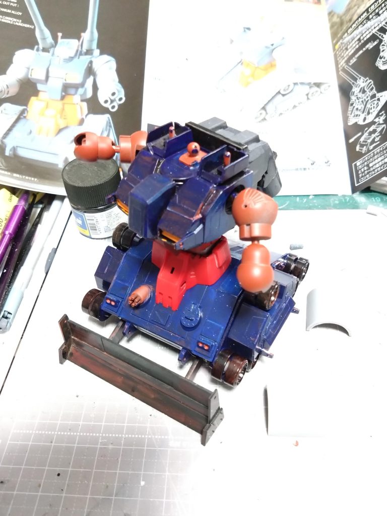 塗装途中。今回本体の青が思うように出せなくて苦労しました。途中迷走してスポンジ塗装やったりしましたが塗面が荒くなってヤスったり…元旦に間に合うだろうか?😅ってなってました。