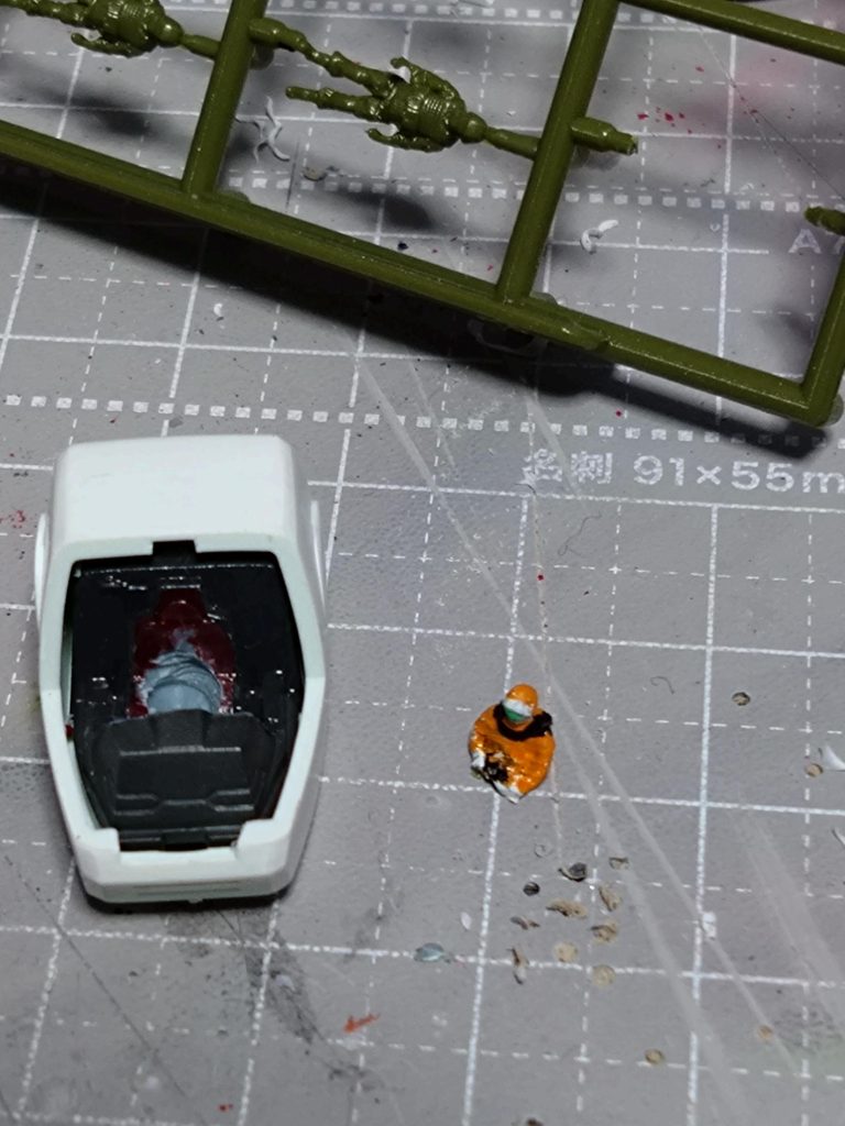 パイロットは削りとって100均の兵士を切断、塗装しました。